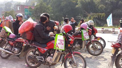 千里返乡 爱玛相伴--爱玛电动车将农民工关爱