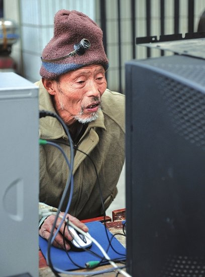 成都大爷56岁学会修电脑69岁还在继续维修