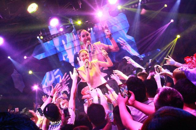 郑希怡登台献唱魅力四射酒吧民治店绽放一周年