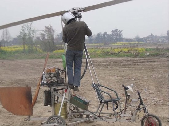 成都工人用摩托车零件造土飞机