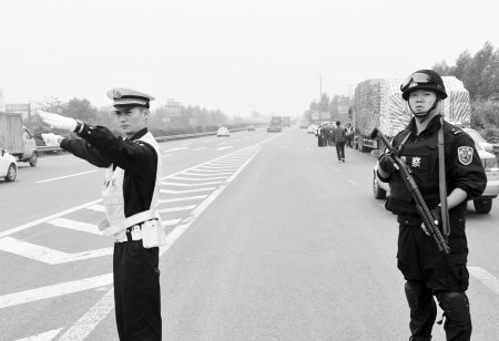 装备冲锋枪 成都3突击队昨起上路逮冲关车_网