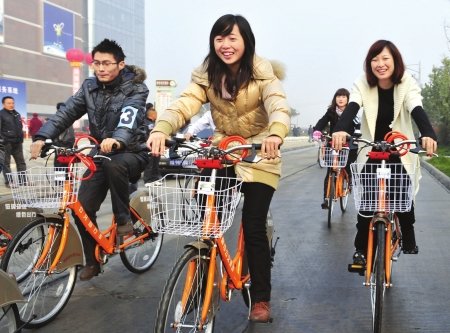 成都出地铁可骑车上班 80位市民率先体验(图)_