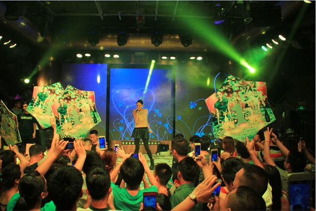 郑希怡登台献唱魅力四射酒吧民治店绽放一周年