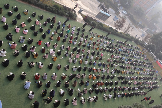 成都千名学生操场写家书 女生愧疚:忘了写信格式