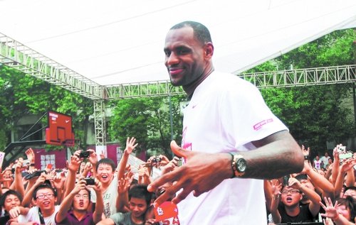 小皇帝詹姆斯来到成都 引球迷疯狂(图)