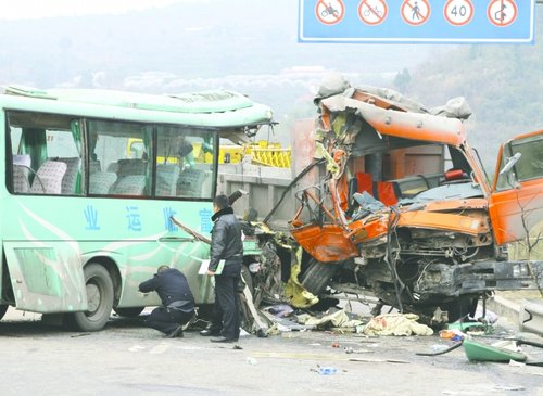 国道213线四川仁寿段车祸:货车驾驶员被控制