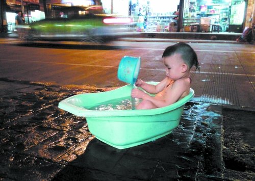 四川高温下的众生相:热得当街洗澡(图)