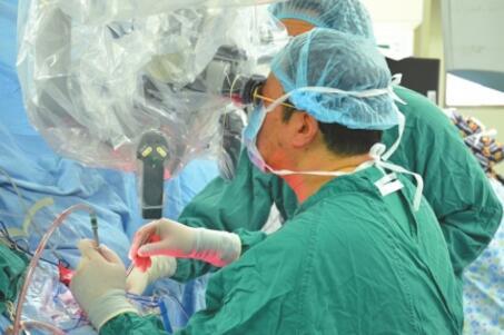成都医生亮绝技 开颅手术中唤醒患者