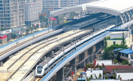 成都迈入高铁时代 上班族不再有距离感