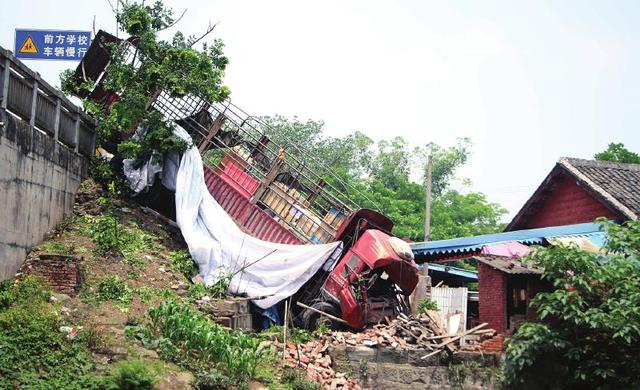 自贡大货车避让出租车 凌晨冲下马路撞毁砖房