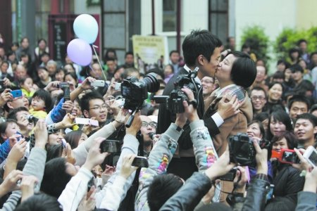 向男子的女友求婚.