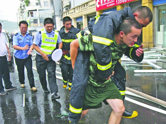 南江县城燃气爆炸 2死24伤炸飞10多道卷帘门