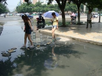 南充一路口下水道堵塞污水不断 市民捂鼻出行