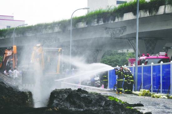 成都一天然气管道爆管 距离加油站仅20米(图)