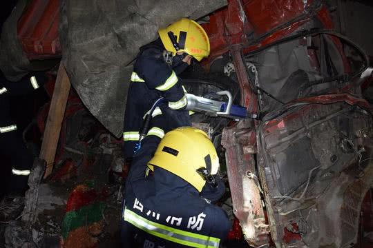 刘虎)12月7日凌晨,在四川绵阳绵三路丰谷段发生一起两大货车相撞事故