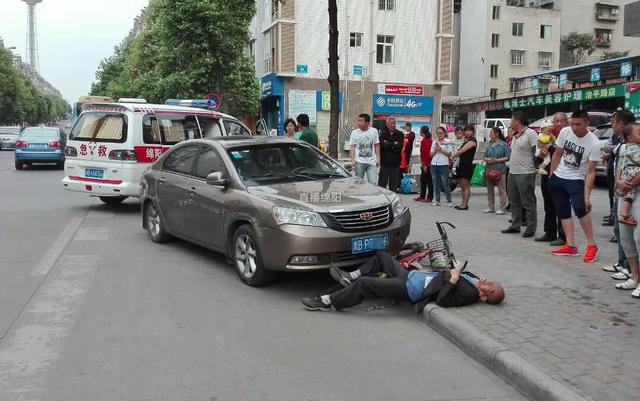 绵阳一辆小轿车未拉手刹 擦挂越野又撞人(图)