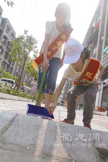 绵阳御营社区数十名小志愿者清理卫生死角(图