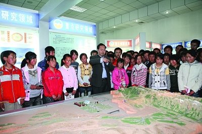 2000多人零距离触摸重离子_新闻滚动