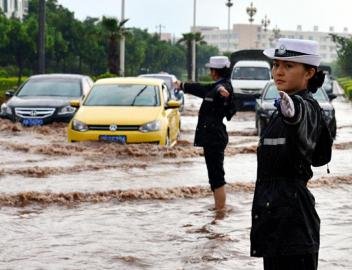 西昌7日暴雨袭城 一考生身份证被雨水冲走(图