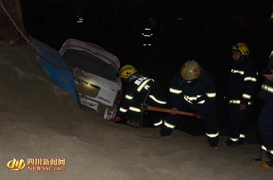 内江东兴区发生一起交通事故 3车相撞致1死3伤