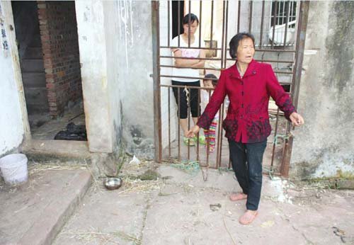 四川自贡农妇被狗咬死 周边5个村打狗三年遭质