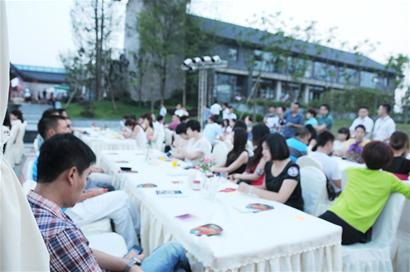 <em>四川征婚女</em>富豪办相亲晚宴 男嘉宾摘豪表掩身