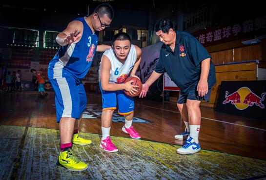四川篮球界两位大咖化身导师 力挺2015红牛城