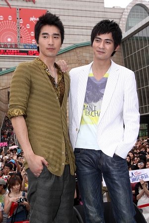 周渝民赵又廷联手出演偶像剧 身价悬殊大互相