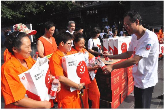 浙商银行成都分行开展2016公益赠饮活动