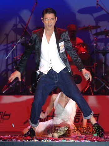 <em>刘德华</em>俯身性感<em>美女</em>胸口 尺度大任其爱抚(组图