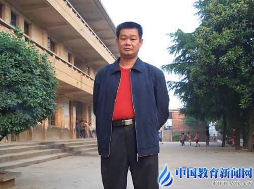 "这是郴州宜章县迎春镇学校原校长李黎明生前常挂在嘴边的一句话.
