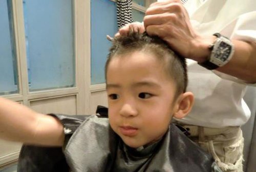 组图:Lucas迎酷暑<em>剪头发</em> 抱着弟弟表情逗趣_腾