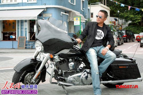 组图: 张涵予骑哈雷摩托车享受生活 尽显硬朗_