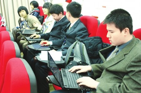 成都树德中学模拟联合国大会 学生谈债务危机