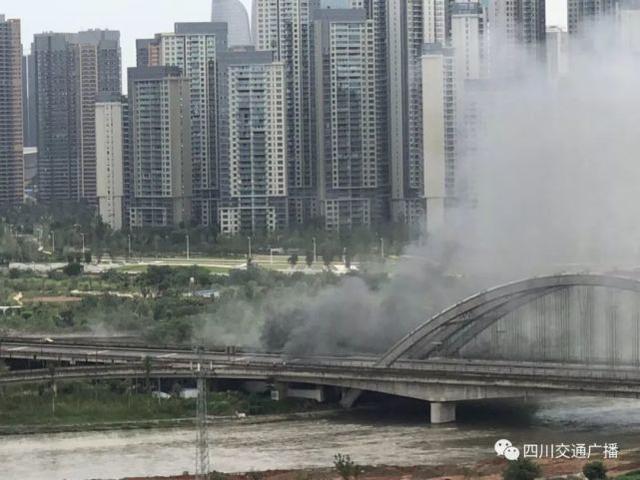 成都绕城高速府河大桥下明火已扑灭 交通管制
