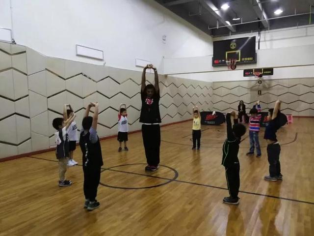 一堂课让孩子英语体能双锻炼 外教篮球免费体