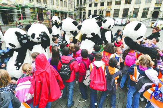 千人熊抱绿色成都图片