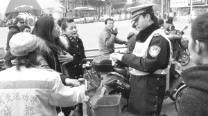 ����Ů����˦������ ��Ǹ�󽻾�����һ��(ͼ)