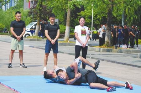 校园出现“暴恐”分子 四川高校开展校园反恐防暴演练