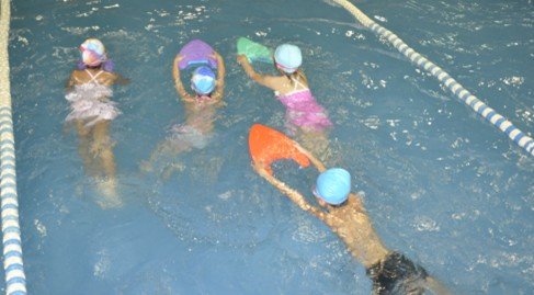 走进游泳馆 川大附小东山校区学生感受游泳乐