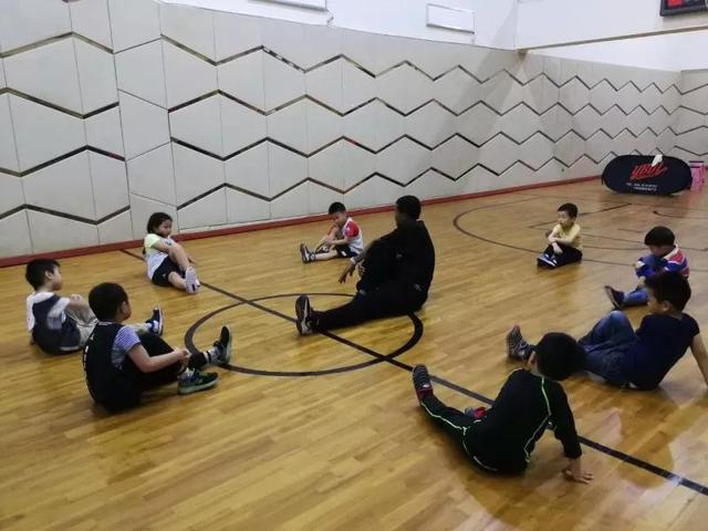 一堂课让孩子英语体能双锻炼 外教篮球免费体