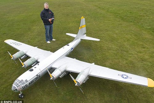 英国男子制造出世界上最大的电动模型飞机_新