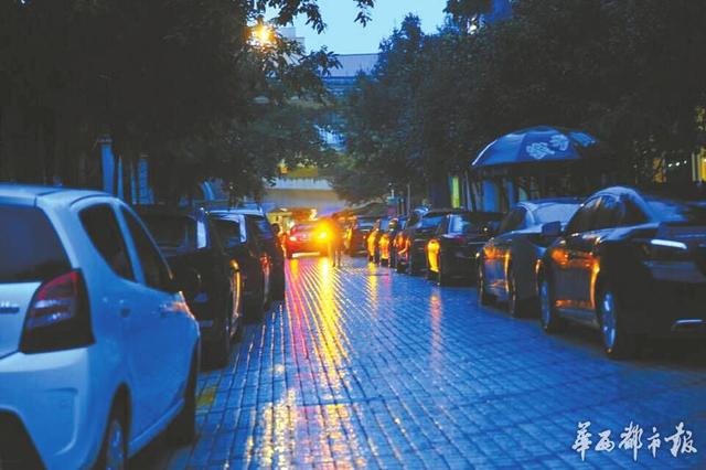 成都小区地下停车翻倍涨价 私家车停满消防通