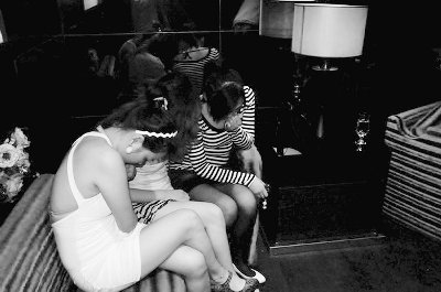 兰州:重拳扫黄 抓获百余名陪侍女（组图）