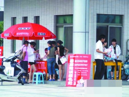 老师夫妇一个暑假补课获利25万 家长称很值 图