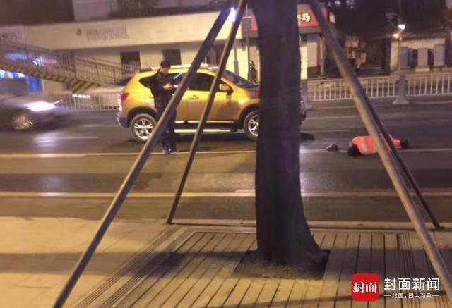 成都6旬女环卫工凌晨被撞倒 伤者已送往医院(图)