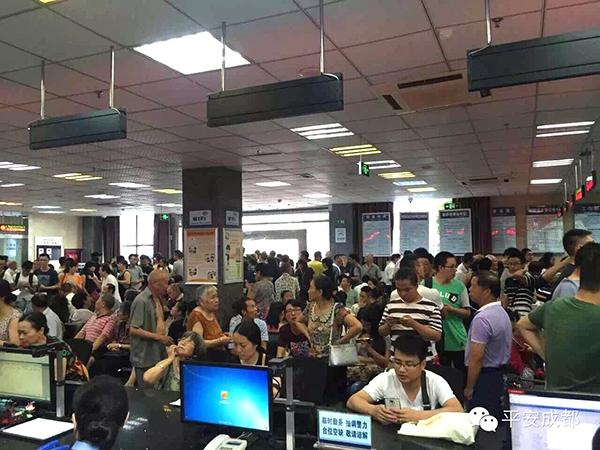 成都全市公安办证中心现办证高峰 警方:注意错