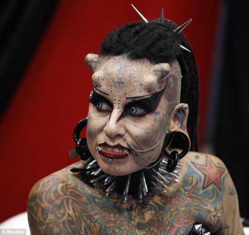 墨西哥惊现 吸血鬼女子 全身纹身头长角(图)