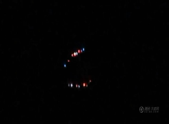 成都东门晚间出现“UFO” 疑为市民放风筝