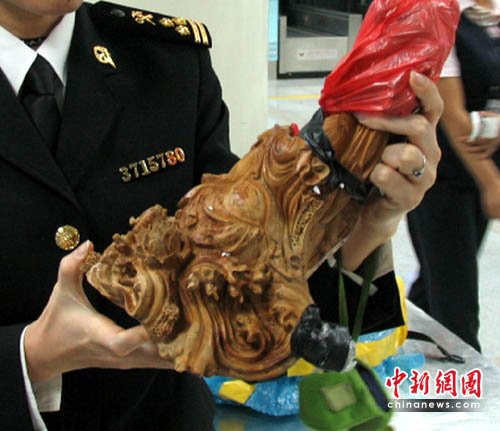 欲携绿檀木雕出境 一旅客在晋江机场被查_新闻